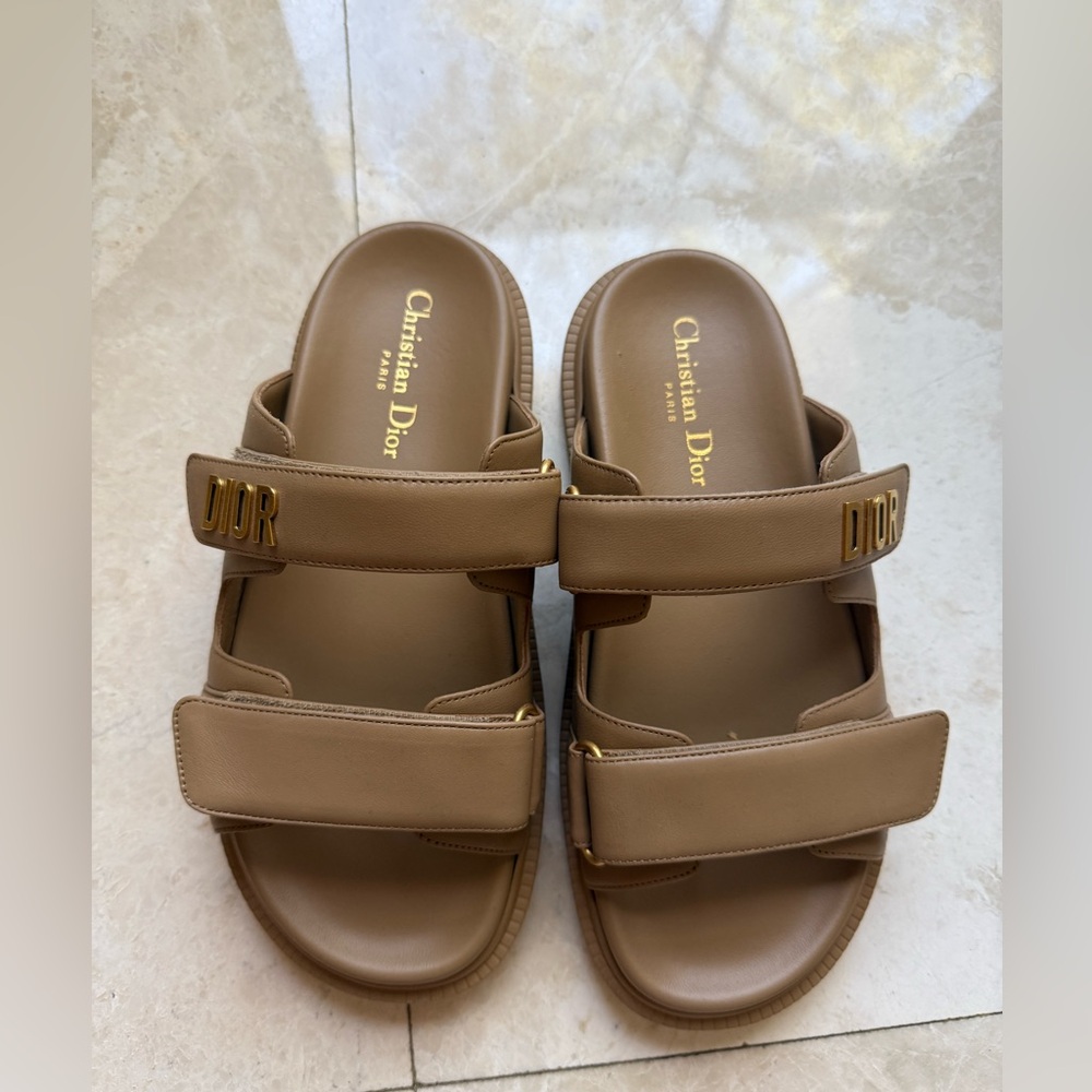 DIORACT SLIDE
DEEP BEIGE LAMBSKIN- Sandals